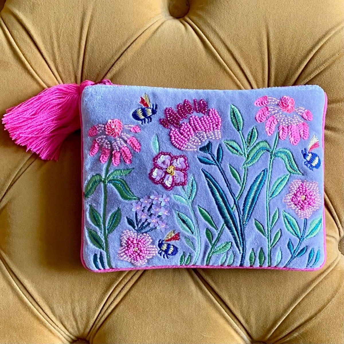 Mittelgrau mit rosa/lila Details und Bienen