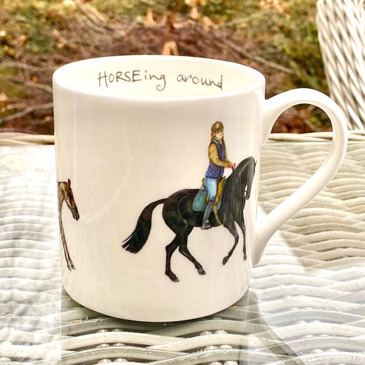 Tasse mit der Aufschrift „Horseing Around“.