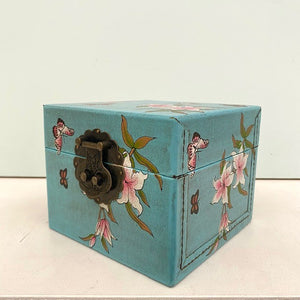 2. Quadratische Vintage-Schmuckschatulle mit Blumenmuster