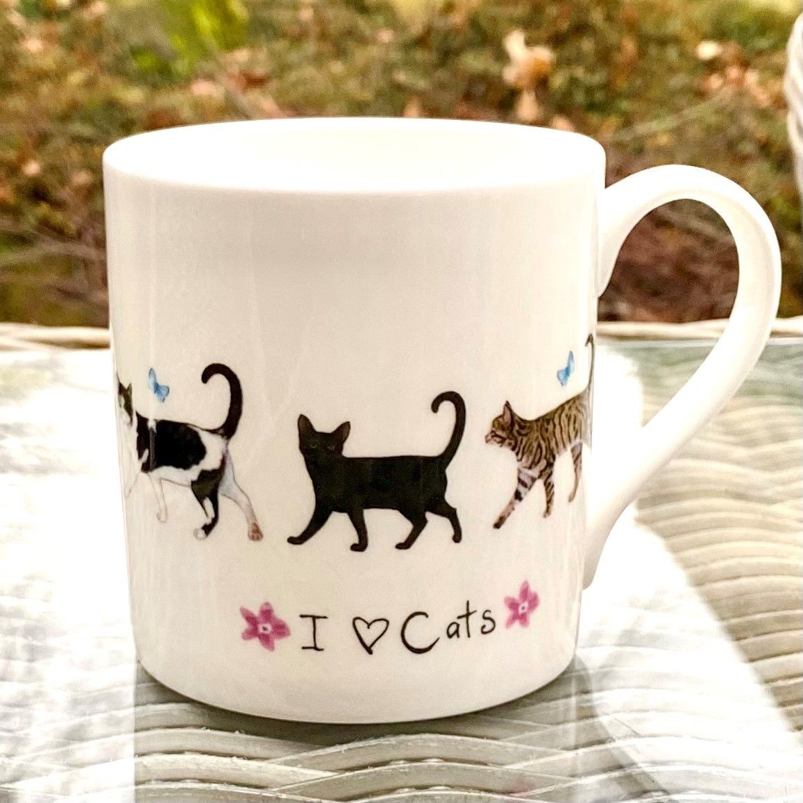 Tasse mit der Aufschrift „ICH LIEBE Katzen“.