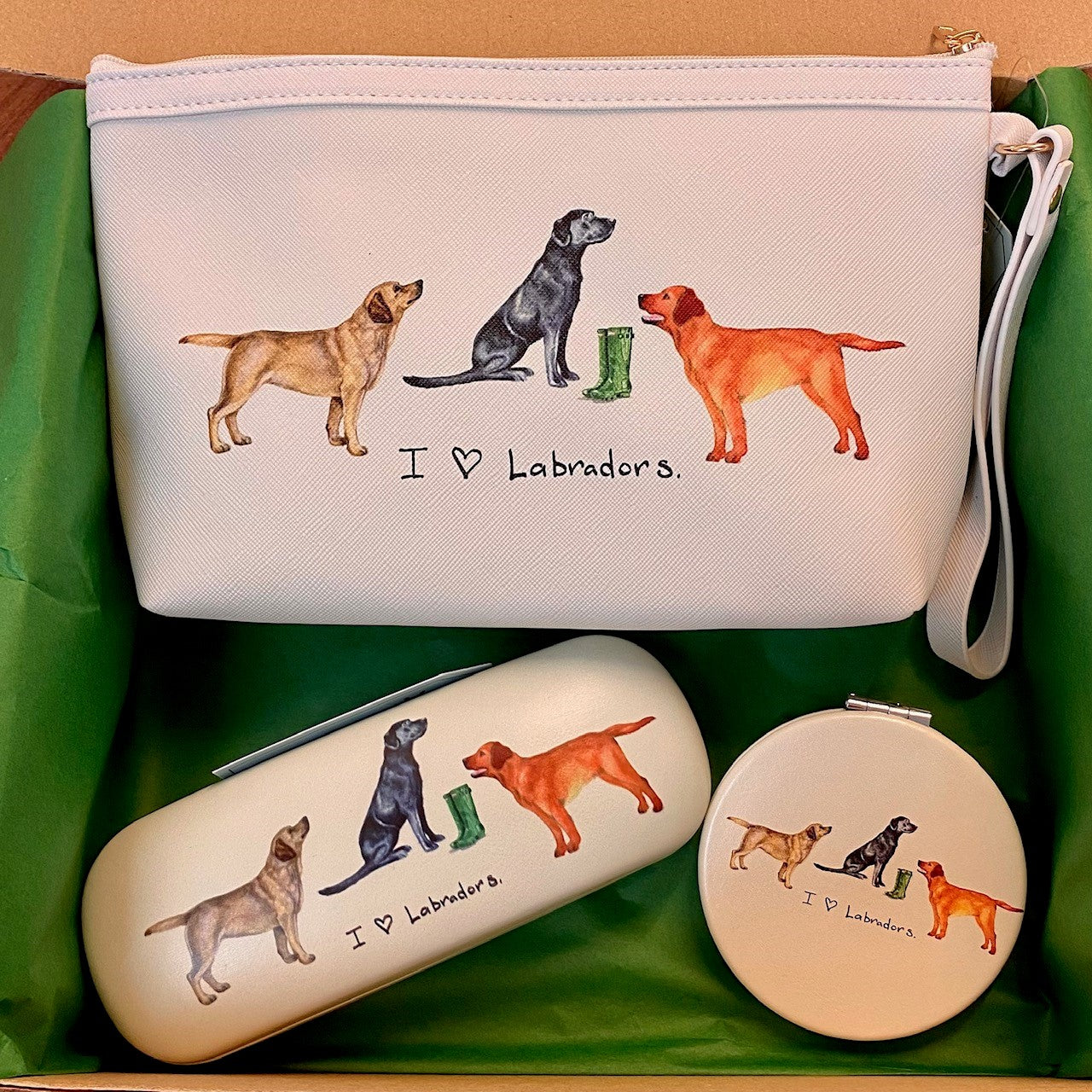 Das „I Love Labradors“-Set aus Schminktasche, Brillenetui und kompakter Geschenkbox