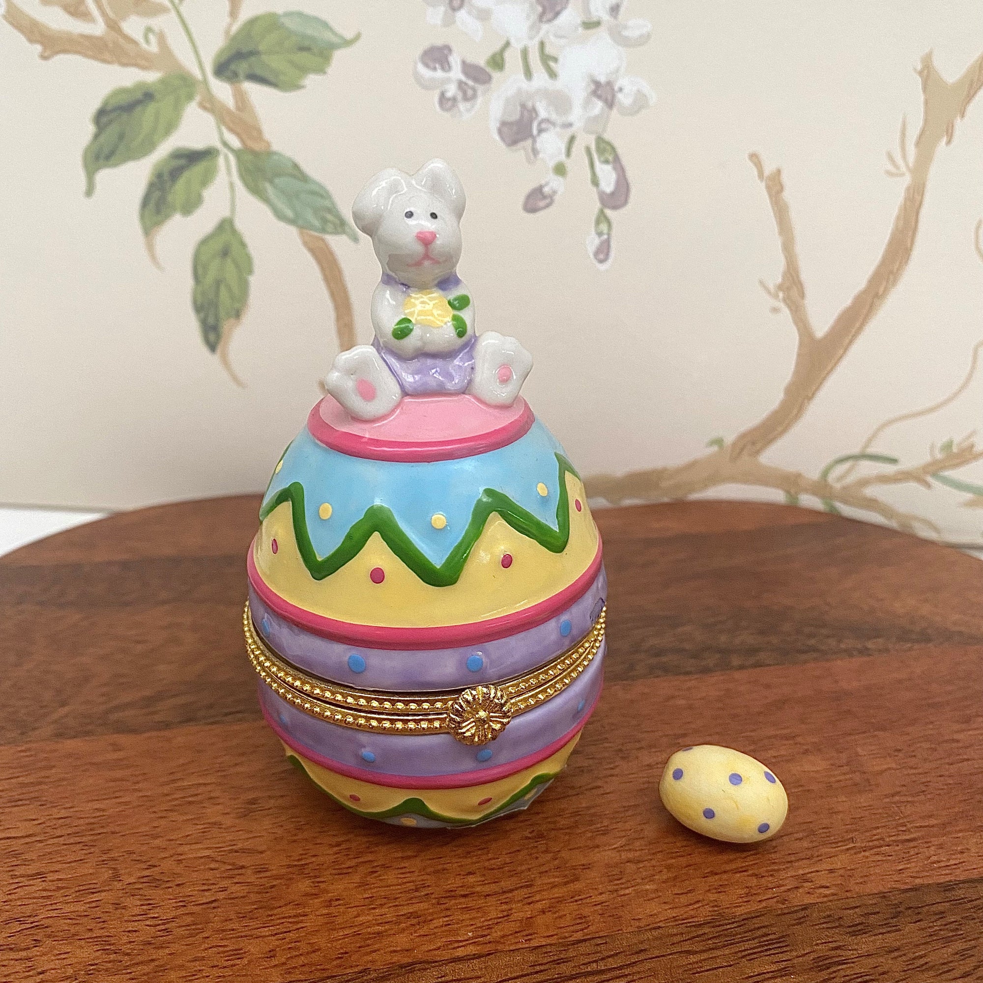 Das Kaninchen saß auf einer Ostereier-Keramikbox mit darin verstecktem Ei-Schmuckstück.