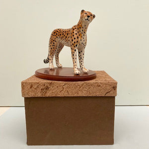 Porzellanleopard auf Holzsockel